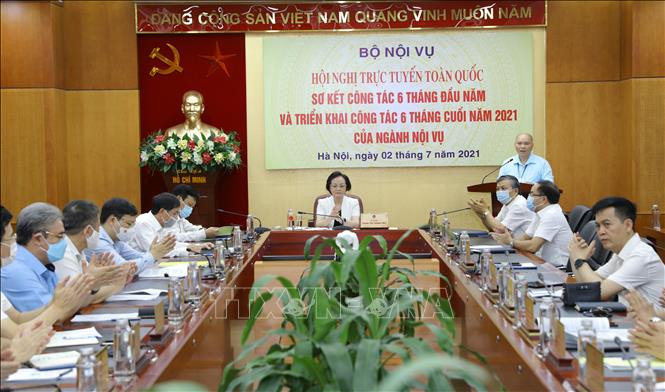 Sáng 2/7/2021, tại Hà Nội, Bộ Nội vụ tổ chức Hội nghị trực tuyến toàn quốc đánh giá kết quả công tác 6 tháng đầu năm và triển khai nhiệm vụ 6 tháng cuối năm 2021 của ngành Nội vụ. Đồng chí Phạm Thị Thanh Trà, Ủy viên Trung ương Đảng, Bộ trưởng Bộ Nội vụ c
