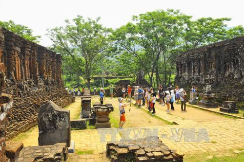 Đông đảo du khách trong và ngoài nước tới tham quan Khu di tích đền tháp Mỹ Sơn. Ảnh: Minh Đức - TTXVN