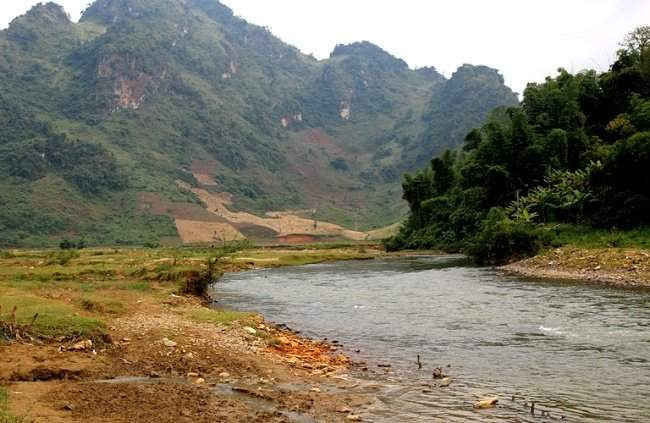 Điện Biên: Hai bé gái tử vong khi tắm suối