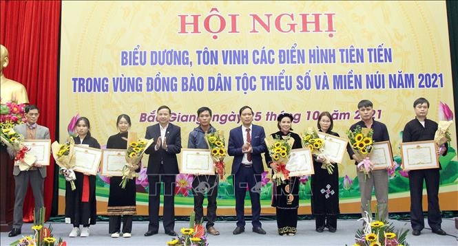 Các cá nhân xuất sắc nhận bằng khen của Ban Dân tộc tỉnh Bắc Giang. Ảnh: Đồng Thúy-TTXVN