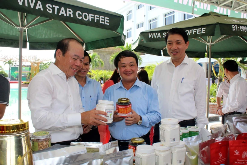Các đại biểu tham quan gian hàng trưng bày dược liệu. Ảnh: Nguyễn Nam - TTXVN