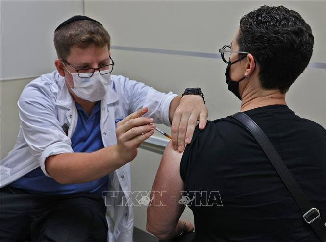 Nghiên cứu tại Israel: Tiêm mũi tăng cường sử dụng vaccine của Pfizer có thể chống chọi với biến thể Omicron