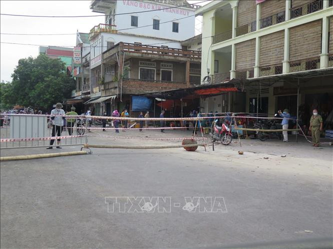 Phong tỏa chợ Đầu Mối (phường Hồng Sơn, thành phố Vinh) sau khi phát hiện có ca dương tính từng vào chợ buôn bán. Ảnh: Nguyễn Văn Nhật - TTXVN