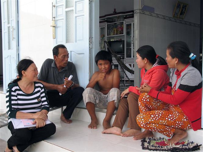 Các tổ chức đoàn thể của phường Đông Hải, thành phố Phan Rang-Tháp Chàm vận động học sinh có hoàn cảnh khó khăn đến trường lớp học. Ảnh: Công Thử - TTXVN