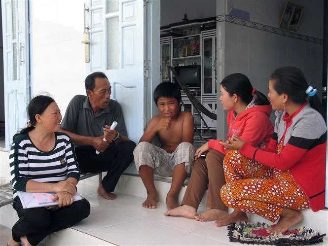 Các tổ chức đoàn thể của phường Đông Hải, thành phố Phan Rang-Tháp Chàm vận động học sinh có hoàn cảnh khó khăn đến trường lớp học. Ảnh: Công Thử - TTXVN