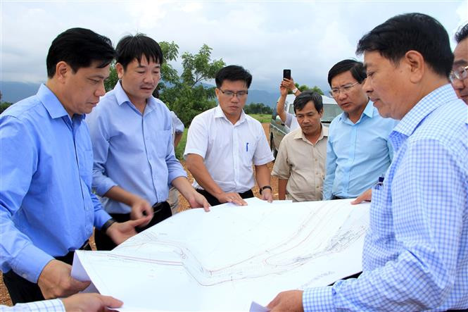 Đoàn công tác kiểm tra thực thực tế tại Dự án đường cao tốc Bắc - Nam qua địa bàn Bình Thuận. Ảnh: Nguyễn Thanh - TTXVN