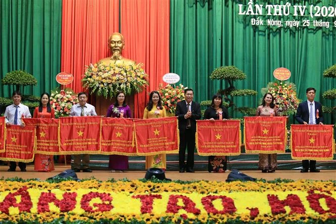 Lãnh đạo tỉnh Đắk Nông trao tặng Cờ thi đua của Chính phủ cho các tập thể. Ảnh: Ngọc Minh - TTXVN