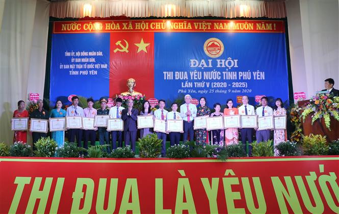 Trao bằng khen của Chủ tịch Ủy ban nhân dân tỉnh Phú Yên cho các cá nhân điển hình thi đua yêu nước tiên tiến, tiêu biểu, xuất sắc. Ảnh: Phạm Cường-TTXVN ​