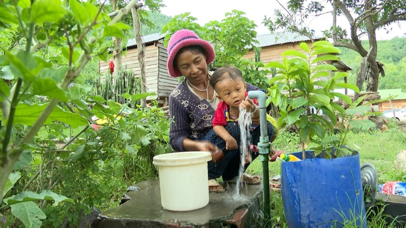 Công trình nước sạch hợp vệ sinh về tận buôn, làng đã mang luồng sinh khí mới cho người dân. Ảnh: TTXVN phát 