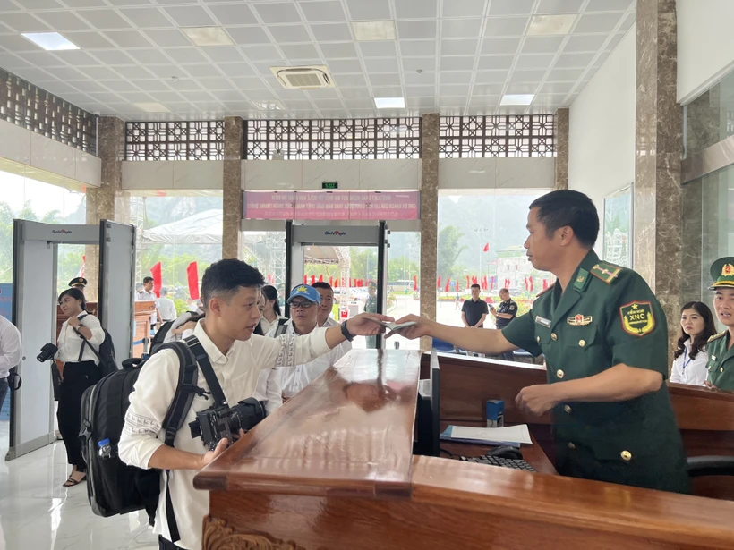 Du khách Việt Nam làm thủ tục xuất cảnh sang tham quan Khu cảnh quan phía Trung Quốc. Ảnh: Chu Hiệu-TTXVN