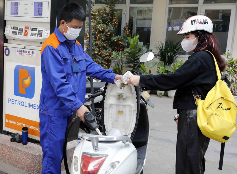 Khách mua xăng tại điểm kinh doanh xăng dầu trên phố Lạc Trung, Hà Nội. Ảnh: Trần Việt - TTXVN