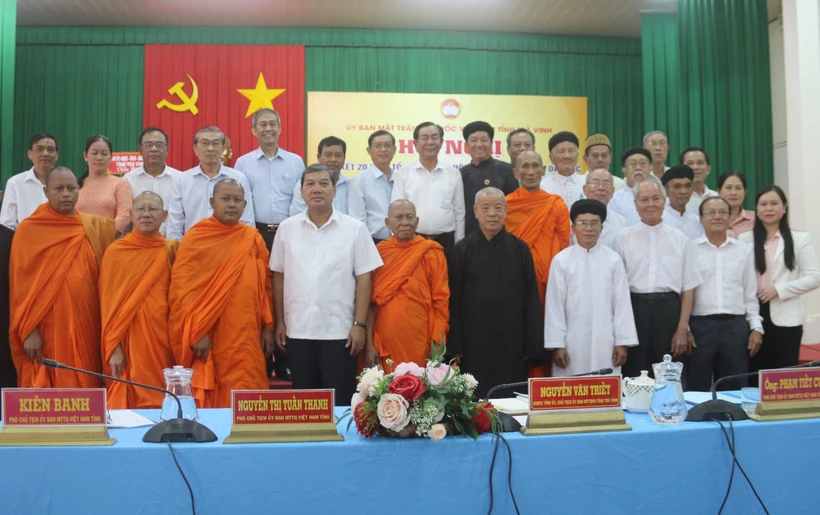 Đại biểu chụp ảnh lưu niệm với lãnh đạo Tỉnh ủy Trà Vinh. Ảnh: Phúc Sơn – TTXVN
