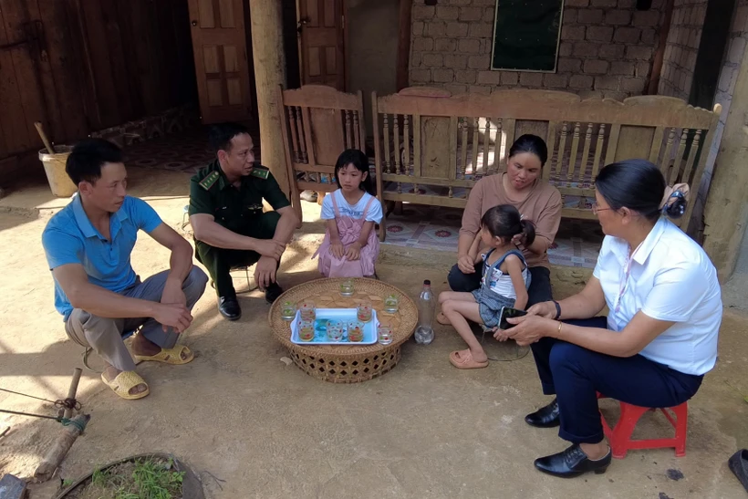 Cán bộ Đồn Biên phòng Chiềng Tương đến nhà thăm hỏi, động viên học sinh được hỗ trợ từ chương trình “Nâng bước em đến trường”. Ảnh: Hữu Quyết - TTXVN