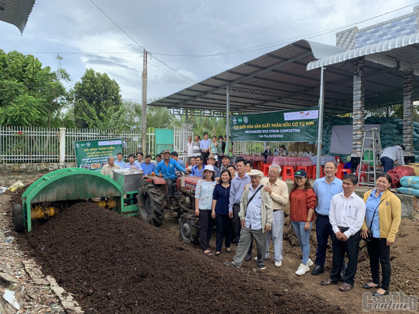 Áp dụng cơ giới hóa để sản xuất phân bón hữu cơ từ rơm rạ tại quận Thốt Nốt (thành phố Cần Thơ). Ảnh: baocantho.com.vn
