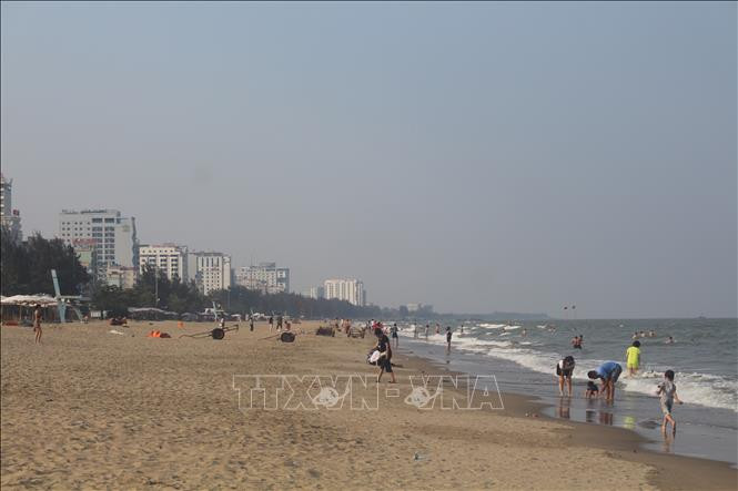 Du khách đến Sầm Sơn giảm, chính quyền tăng biện pháp chống COVID-19