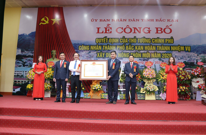 Chủ tịch UBND tỉnh Bắc Kạn Nguyễn Đăng Bình (áo trắng) trao Bằng công nhận thành phố Bắc Kạn đạt chuẩn nông thôn mới năm 2020 cho Đảng bộ, chính quyền và Nhân dân thành phố. Ảnh: Vũ Hoàng Giang – TTXVN