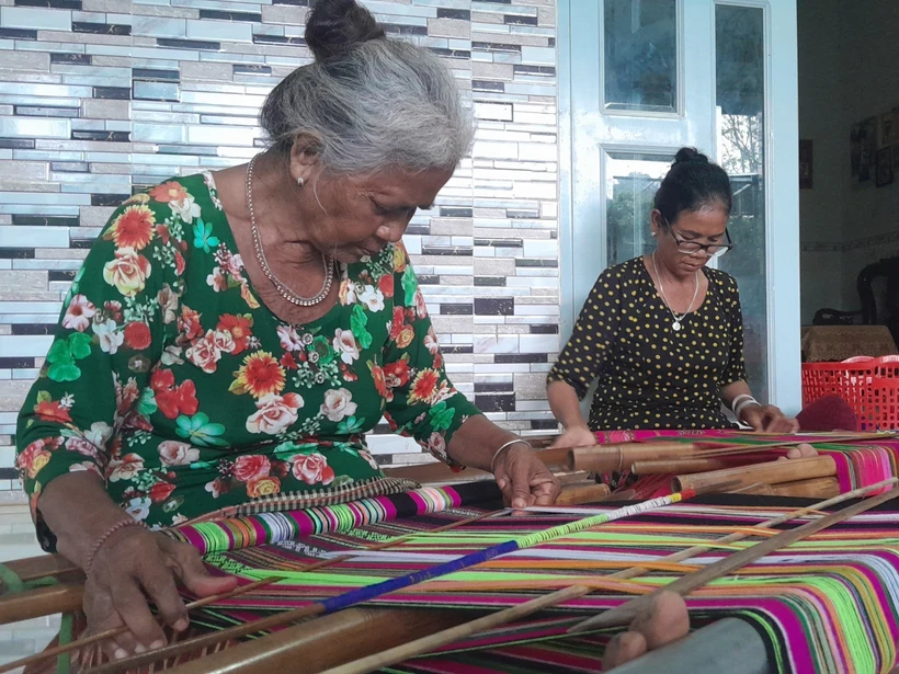 Phụ nữ dân tộc S'tiêng ở Bình Phước dệt thổ cẩm. Ảnh: K GỬIH - TTXVN