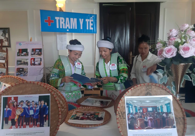 Các thành viên dự liên hoan tham gian trưng bày giới thiệu tài liệu về bình đẳng giới. Ảnh: Thu Hằng - TTXVN