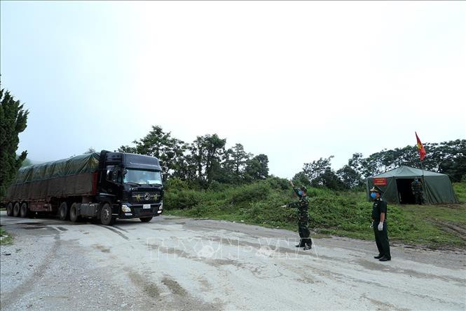 Kiểm soát các phương tiện trước khi nhập cảnh tại Cửa khẩu Quốc tế Tây Trang. Ảnh: Phan Tuấn Anh – TTXVN