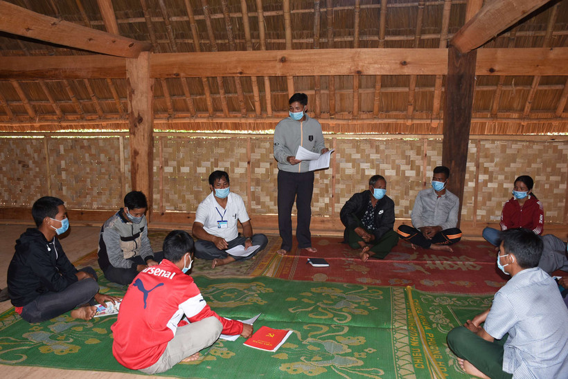 Buổi họp chi bộ thôn Đăk Nớ, xã Đăk Nhoong (huyện Đăk Glei, tỉnh Kon Tum). Ảnh: baokontum.com.vn