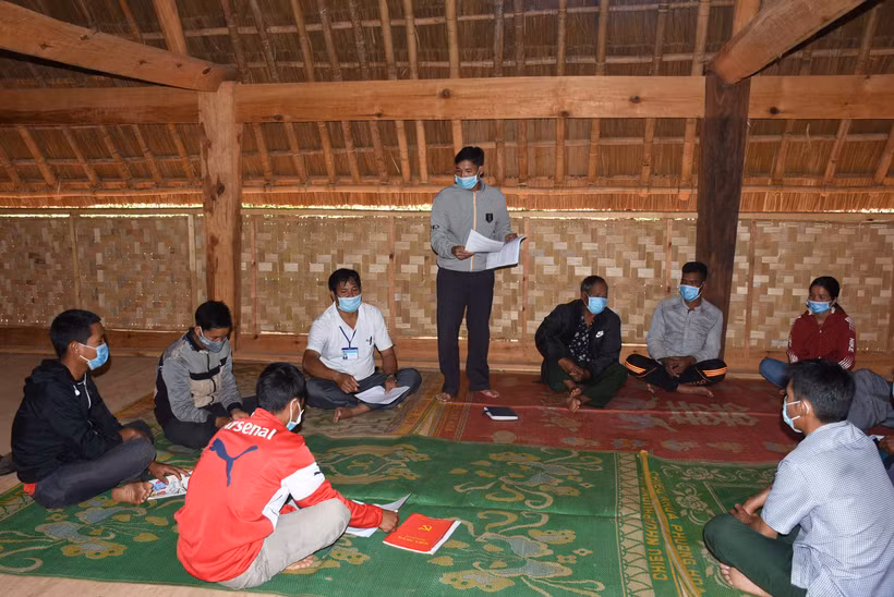 Buổi họp chi bộ thôn Đăk Nớ, xã Đăk Nhoong (huyện Đăk Glei, tỉnh Kon Tum). Ảnh: baokontum.com.vn