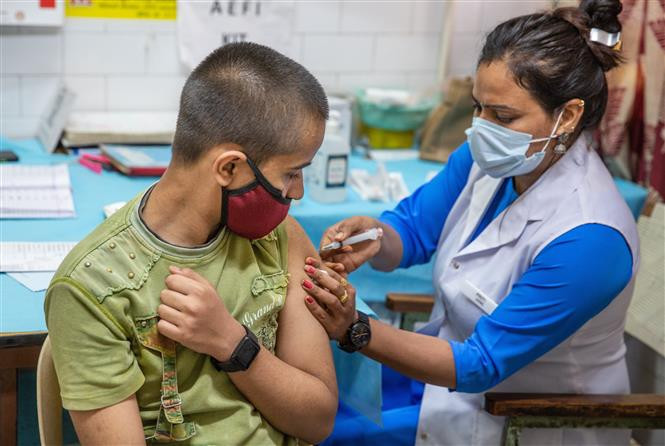 Nhân viên y tế tiêm vaccine phòng COVID-19 cho trẻ em tại New Delhi, Ấn Độ. Ảnh: THX/ TTXVN 