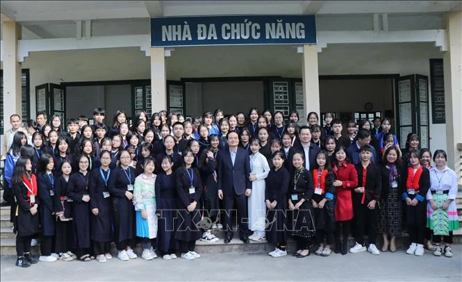 Bộ trưởng Bộ Giáo dục và Đào tạo Phùng Xuân Nhạ chụp ảnh cùng toàn thể học sinh của Trường Phổ thông Dân tộc nội trú tỉnh Bắc Kạn. Ảnh: Vũ Hoàng Giang – TTXVN