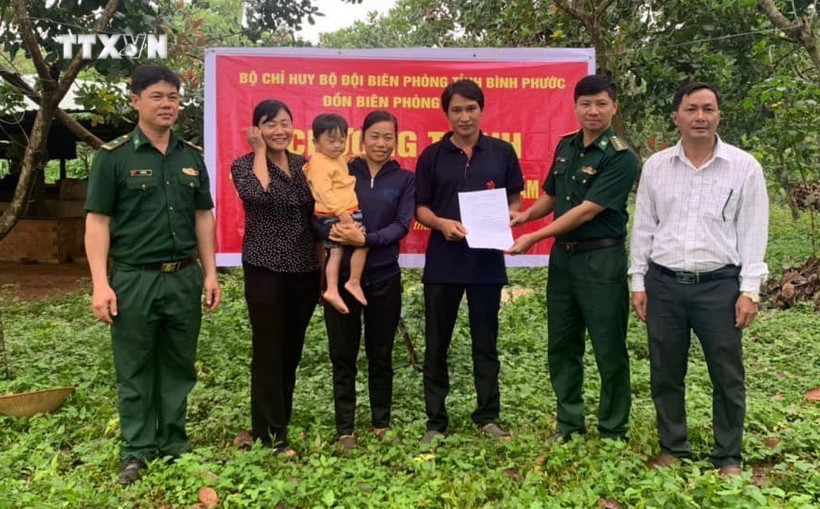 Đại diện Đồn Biên phòng Đắc Ơ (huyện biên giới Bù Gia Mập, Bình Phước) trao dê giống cho hai hộ nghèo xã Đắc Ơ. Ảnh: TTXVN phát
