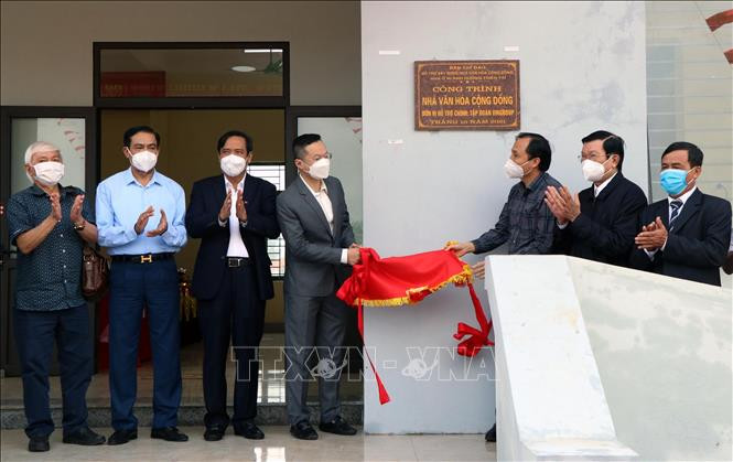 Nguyên Chủ tịch nước Trương Tấn Sang và lãnh đạo Hà Tĩnh cắt băng khánh thành Nhà văn hóa cộng đồng thôn Yên Điềm xã Thịnh Lộc (Lộc Hà, Hà Tĩnh). Ảnh: Công Tường - TTXVN 