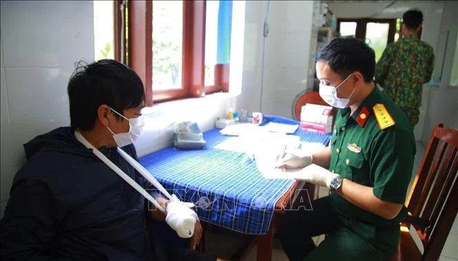 Trung tâm y tế thị trấn Trường Sa cấp cứu ngư dân gặp nạn trên biển
