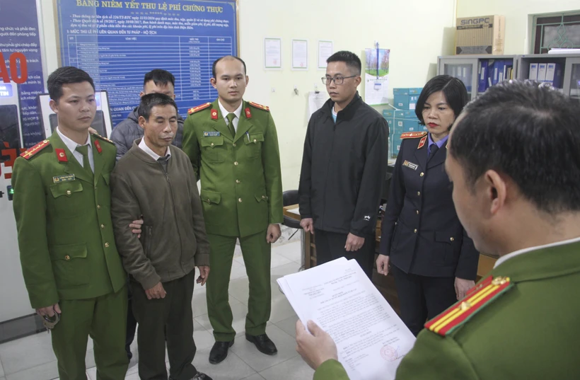 Cơ quan Cảnh sát điều tra đọc Lệnh bắt bị can để tạm giam đối với ông Đinh Văn Cường. Ảnh: TTXVN phát