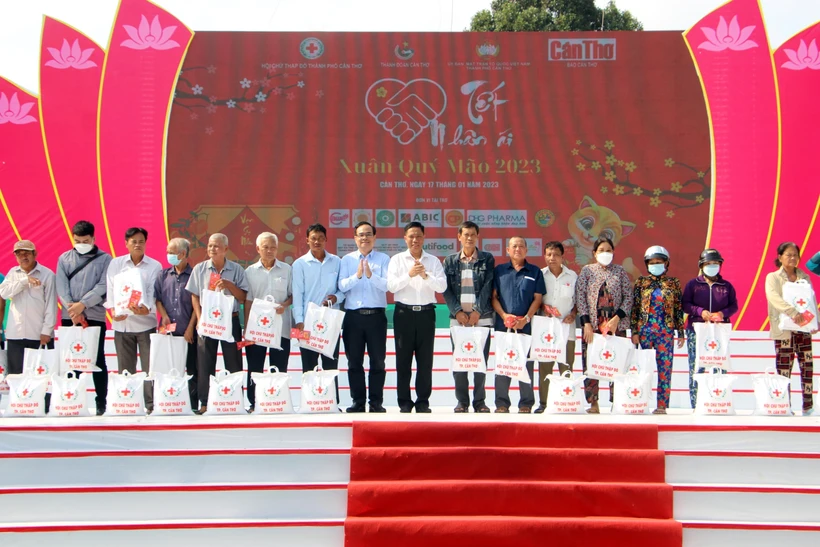 Trao quà cho các hộ có hoàn cảnh khó khăn. Ảnh: Trung Kiên - TTXVN