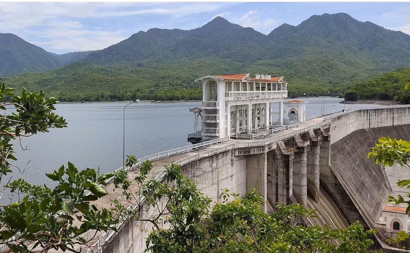 Lượng nước tại hồ Tân Giang ở huyện Thuận Nam hiện chỉ đảm bảo nước tưới cho vùng hạ du gần hồ chứa. Ảnh: Công Thử - TTXVN