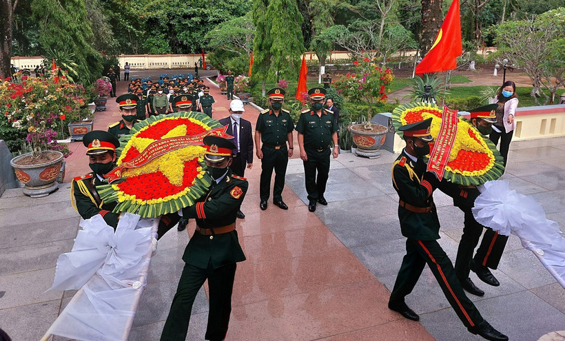 Các đại biểu dâng hoa và thăm quan các hiện vật chiến tranh tại khuôn viên Tượng đài Chiến thắng Đắk Tô - Tân Cảnh (Kon Tum). Ảnh: Khoa Chương - TTXVN