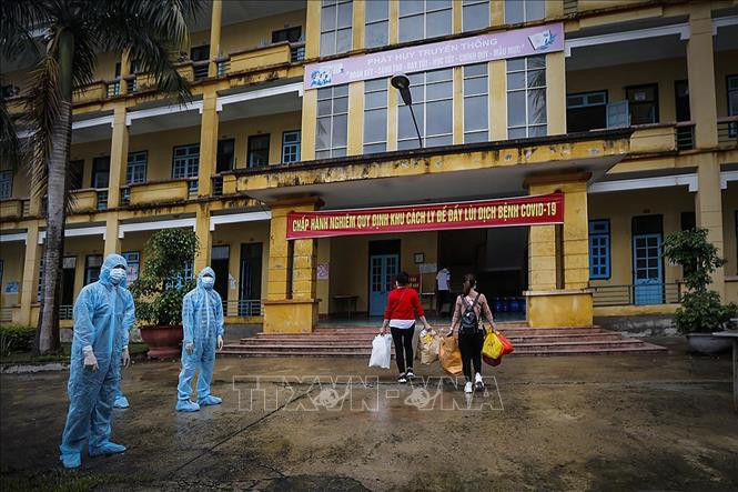 Các công dân vào khu cách ly tập trung theo dõi COVID-19 tại Trung đoàn 814, Bộ chỉ huy Quân sự tỉnh Hòa Bình. Ảnh: Trọng Đạt - TTXVN