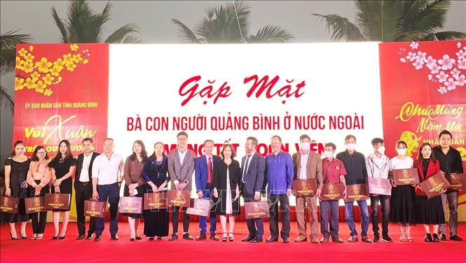 Ban Tổ chức tặng quà Tết các kiều bào. Ảnh: Võ Dung -TTXVN