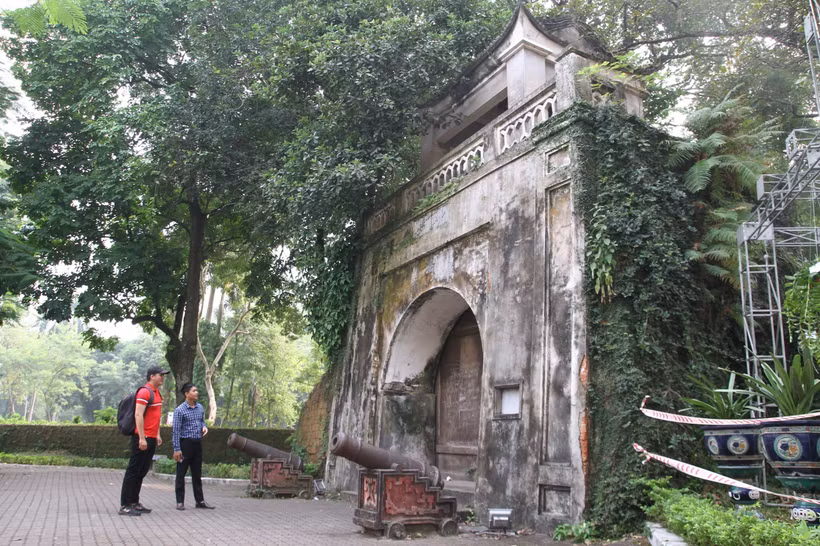 Du khách tham quan Thành cổ Sơn Tây. Ảnh: Nguyễn Thắng - TTXVN