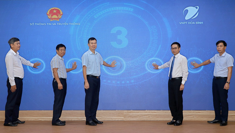 Đại diện các sở, ban ngành nhấn nút ứng dụng công dân số Hòa Bình. Ảnh: Thanh Hải - TTXVN