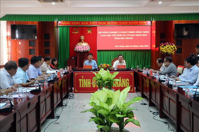 Đoàn Bộ Nông nghiệp PTNT làm việc với lãnh đạo tỉnh Sóc Trăng. Ảnh: Trung Hiếu - TTXVN
