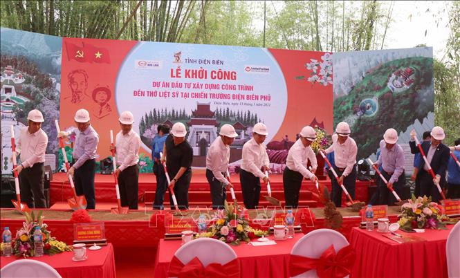 Các đại biểu thực hiện nghi thức khởi công xây dựng công trình Đền thờ liệt sĩ tại Chiến trường Điện Biên Phủ. Ảnh: Xuân Tiến - TTXVN
