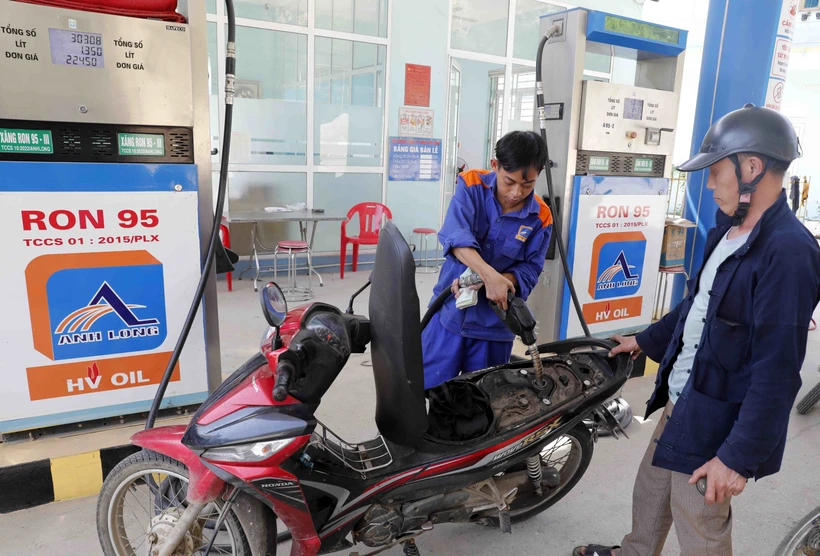 Mua bán xăng, dầu tại điểm kinh doanh xăng, dầu trên địa bàn thị trấn Mèo Vạc, huyện Mèo Vạc, Hà Giang. Ảnh: Trần Việt - TTXVN