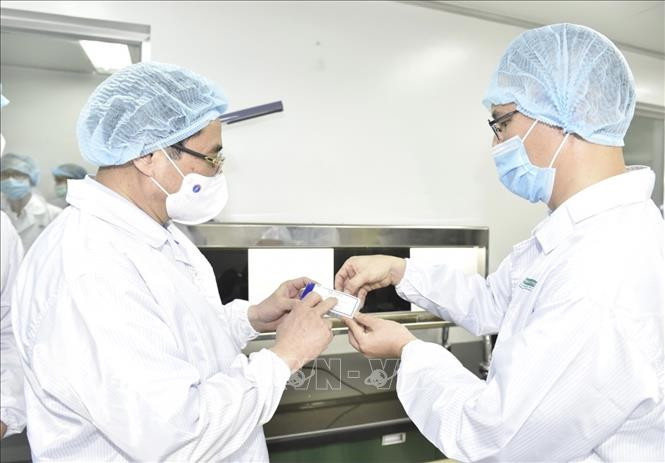 Thủ tướng Phạm Minh Chính thăm Công ty TNHH MTV Vắc xin và Sinh phẩm số 1 (VABIOTECH). Ảnh: TTXVN
