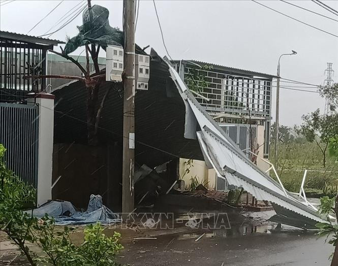 Gió giật mạnh làm nhiều ngôi nhà mái tôn bị thổi bay, hư hỏng nặng. Ảnh: TTXVN phát