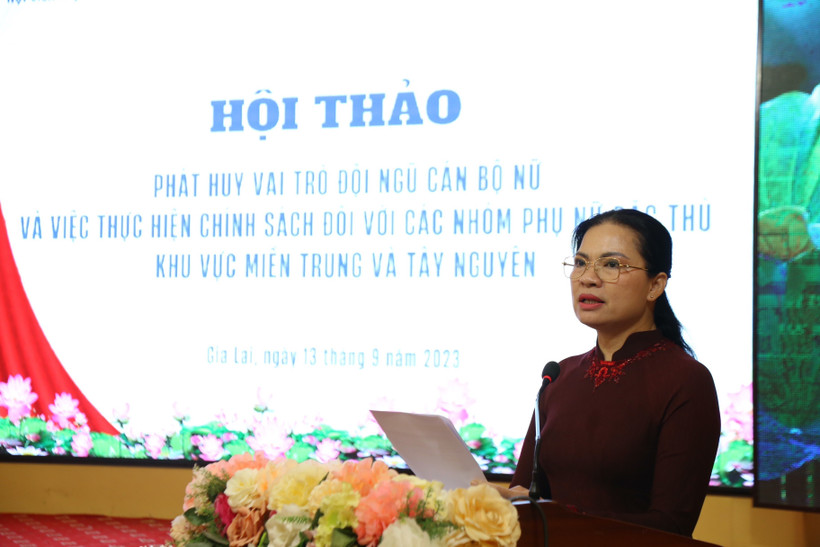 Đồng chí Hà Thị Nga, Uỷ viên Trung ương Đảng, Bí thư Đảng đoàn, Chủ tịch Hội Liên hiệp phụ nữ Việt Nam, phát biểu khai mạc Hội thảo. Ảnh: Quang Thái- TTXVN