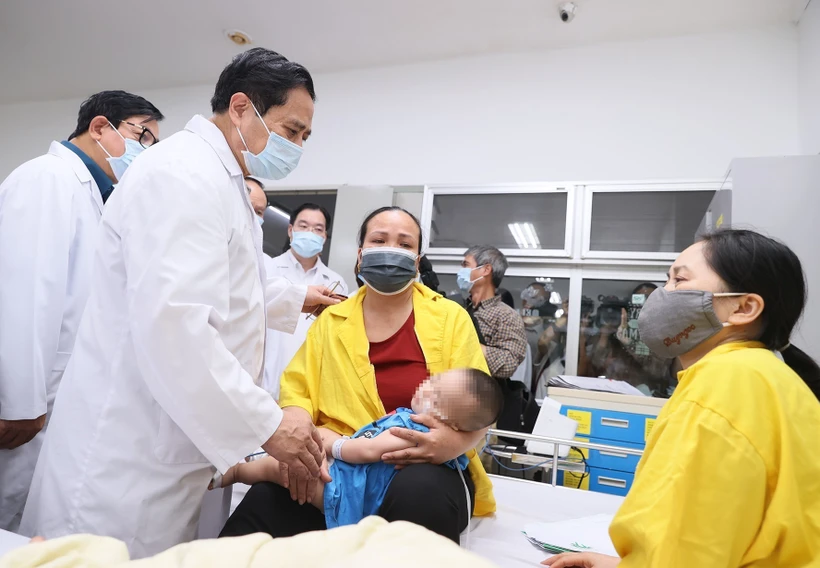 Thủ tướng Phạm Minh Chính kiểm tra hiện trường, thăm các nạn nhân đang cấp cứu sau vụ cháy chung cư mini ở Thanh Xuân, Hà Nội