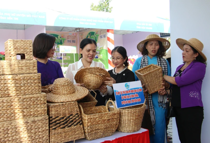 Các sản phẩm đạt chứng nhận OCOP tại hội chợ. Ảnh: Chương Đài - TTXVN