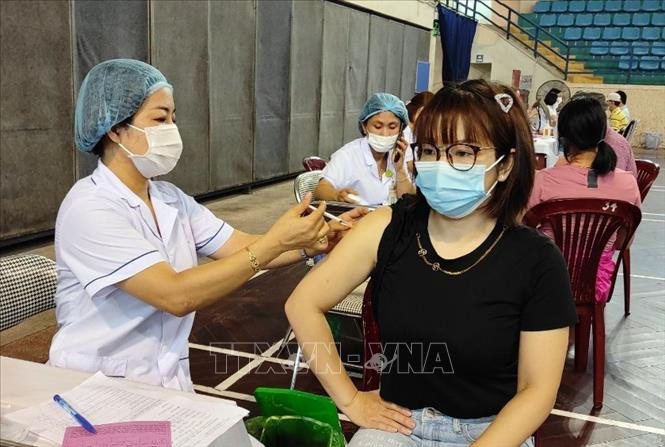 Lịch tiêm được sắp xếp linh hoạt, kể cả ngoài giờ để không ảnh hưởng đến dây chuyền sản xuất của các doanh nghiệp. Ảnh: An Đăng - TTXVN