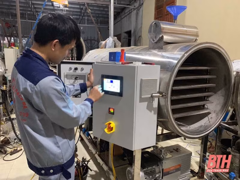 Máy sấy do anh Nguyễn Văn Tư thiết kế có bảng điều khiển tiện lợi, tiết kiệm điện năng và giá thành rẻ hơn rất nhiều so với máy sấy cùng công nghệ của nước ngoài. Ảnh: baothanhhoa.vn