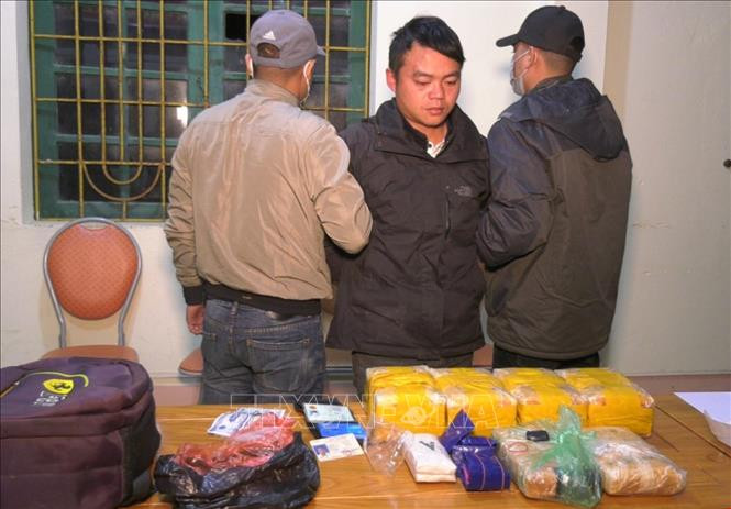Bắt đối tượng Mùa A Cháng vận chuyển trái phép 66.000 viên ma túy tổng hợp