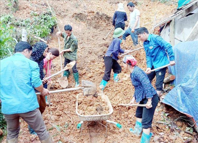 Đoàn viên, thanh niên giúp dân khắc phục sạt lở do mưa lũ gây ra tại Lạng Sơn. Ảnh: Thái Thuần – TTXVN